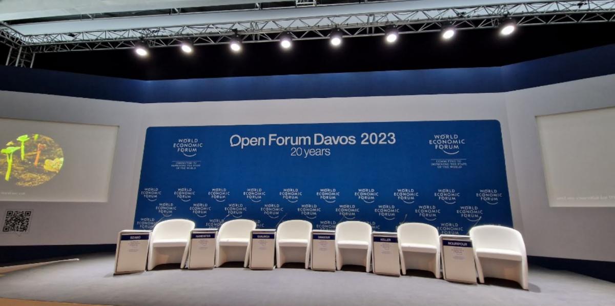 Bühne auf dem Open Forum in Davos 2023 mit 6 leeren weißen Stühlen